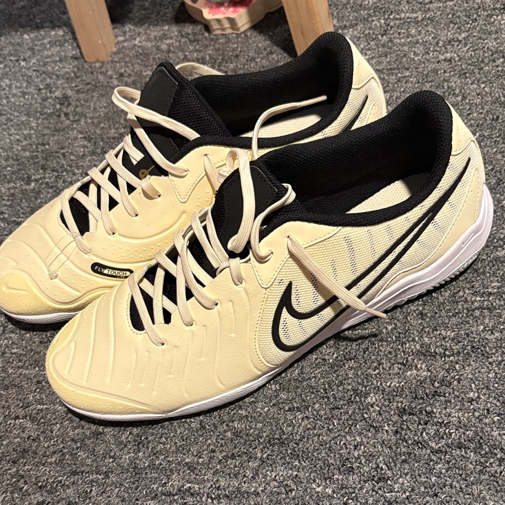 Nike Cream and Black Sports Sneakers